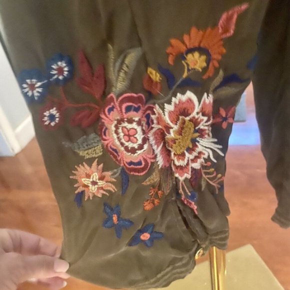 Johnny Was Khaki Green Jogger Pants Cropped Ankle Floral Embroidery Sz Medium - Picture 6 of 7